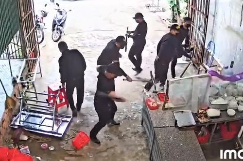 Truy bắt nhóm người bịt mặt ngang nhiên vào quán phở đập phá