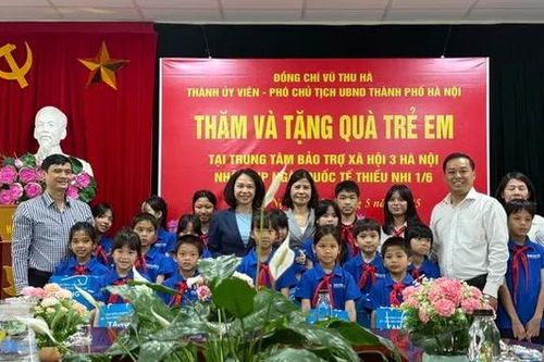 Lãnh đạo Hà Nội tặng quà trẻ em Trung tâm bảo trợ 3