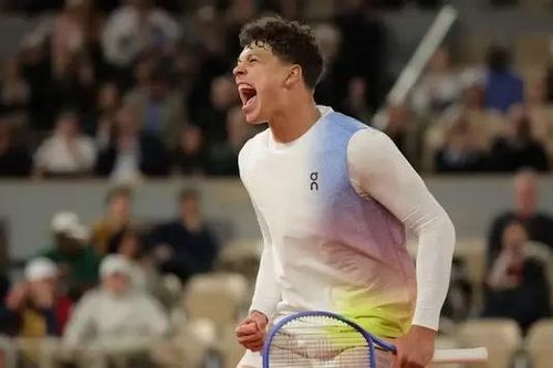 Ben Shelton chiến thắng ngược dòng tại Roland Garros
