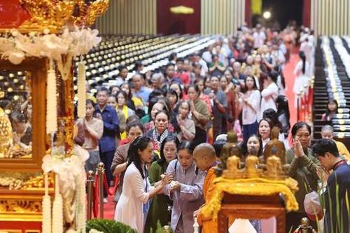 Hàng vạn người đổ về Yên Tử chiêm bái xá lợi Phật
