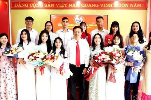 5 học sinh Trường Trung học phổ thông Chuyên Lào Cai được kết nạp Đảng