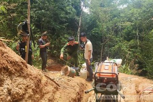 Công an đột kích 'địa đạo vàng tặc' giữa rừng ở Gia Lai