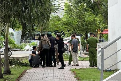 Người đàn ông chạy xe máy vào chung cư ở TPHCM, sau đó rơi lầu tử vong