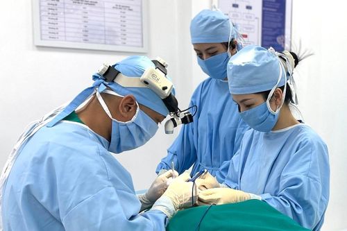 Mặt biến dạng sau nâng mũi bằng chỉ