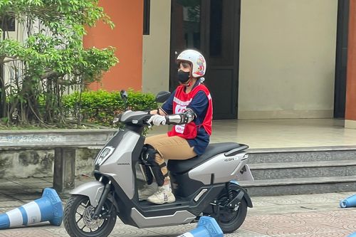Thế hệ Z trên yên xe: Phải biết tham gia giao thông an toàn