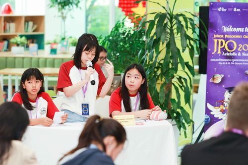 3 nữ sinh Quảng Trị vô địch tranh biện triết học tiếng Anh toàn quốc