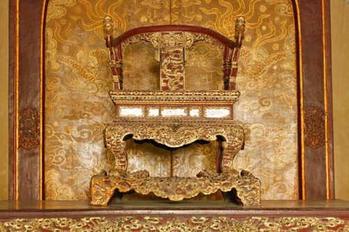 Bảo vật ngai vua triều Nguyễn làm từ loại gỗ gì mà dễ gãy vậy?