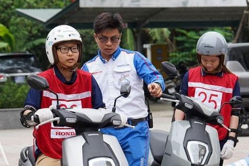 Khởi động chiến dịch bồi dưỡng kiến thức pháp luật và kỹ năng lái xe gắn máy an toàn cho học sinh THPT