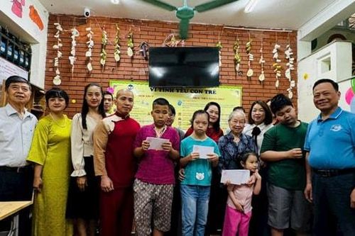 Trao quà tặng trẻ em khuyết tật vượt khó học tốt