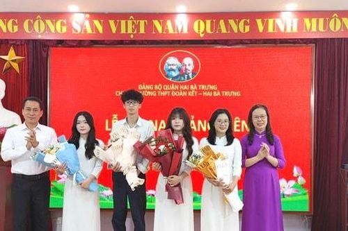 4 học sinh ưu tú Trường THPT Đoàn Kết - Hai Bà Trưng được kết nạp Đảng