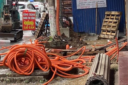 Làm rõ vụ nhóm công nhân đưa máy xúc phá dỡ bốt điện giữa lòng thành phố
