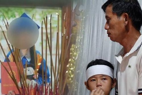 Tang lễ đẫm nước mắt của bé gái 11 tuổi bị nước cuốn trôi sau mưa lớn