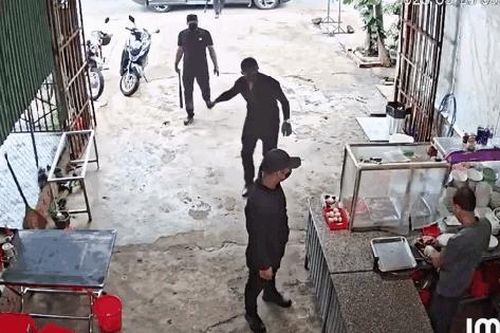 Phẫn nộ cảnh nhóm người mặc đồ đen, cầm gậy bóng chày đập phá quán ăn ở Đắk Lắk