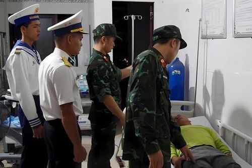 Quân y đảo Trường Sa xuyên đêm cứu ngư dân