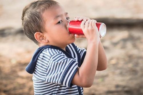 Cha mẹ phải biết 5 tác hại nghiêm trọng của đồ uống có đường đối với trẻ em