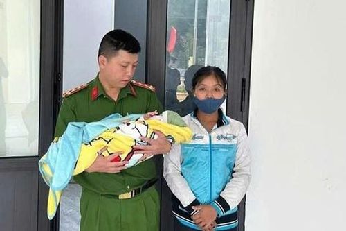 Đi tuần tra, công an xã bất ngờ phát hiện bé trai sơ sinh bị bỏ rơi