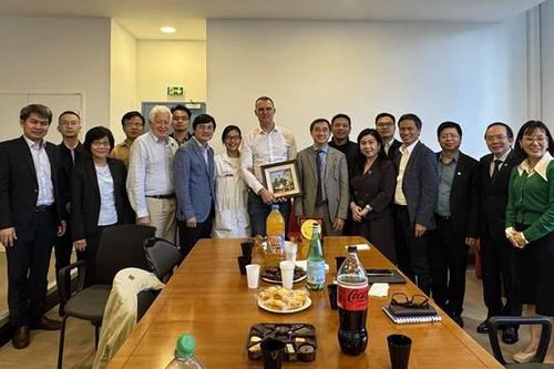 Thứ trưởng Bộ Y tế Trần Văn Thuấn và đoàn công tác đến thăm, làm việc tại hai bệnh viện hàng đầu của Pháp