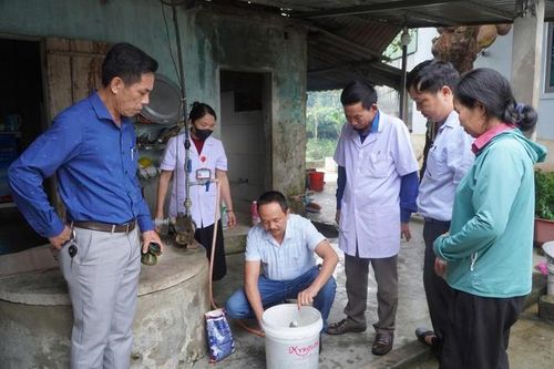 CDC Hà Tĩnh cấp phát 1.400kg hóa chất Cloramin B cho các huyện vệ sinh môi trường sau lũ