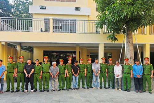Đường dây buôn lậu giả danh tạm nhập tái xuất