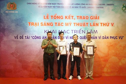 Trao giải trại sáng tác mỹ thuật 'Công an nhân dân vì nước quên thân, vì dân phục vụ'