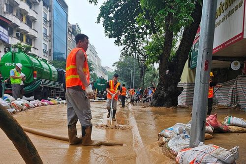 Vì sao bùn đất trào lên tại phố Cát Linh?