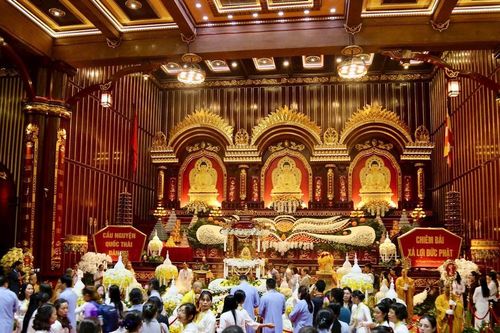 Quảng Ninh: Hơn 800.000 lượt người đến Yên Tử chiêm bái xá lợi Đức Phật