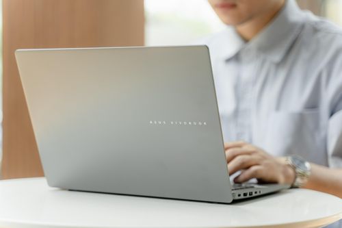 Chiếc laptop mỏng nhẹ, pin lâu, giải quyết cái khó của freelancer