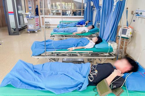 4 học sinh sốc phản vệ sau khi bạn ném tổ ong trong lễ tổng kết