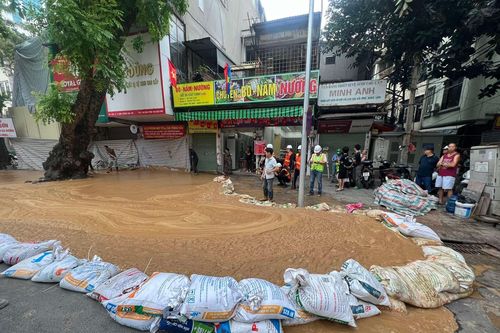 Bùn hầm ngầm metro Nhổn bất ngờ trào lênh láng phố Cát Linh