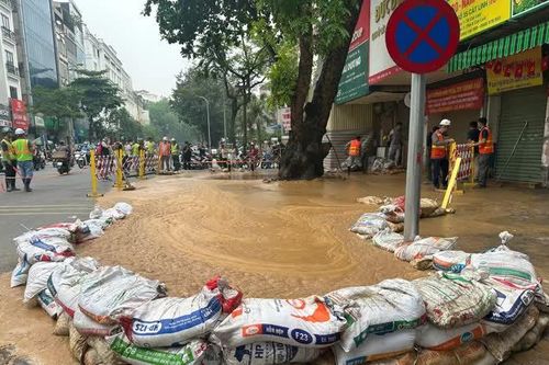 Bùn hầm ngầm metro Nhổn - Ga Hà Nội bất ngờ trào lên trên phố Cát Linh