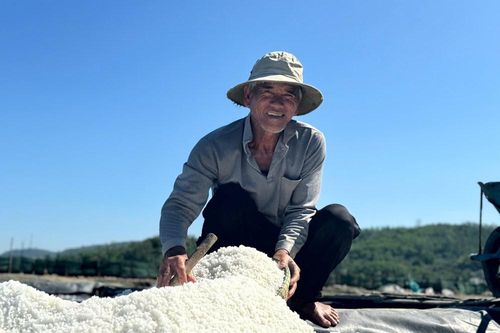 Vẻ đẹp lao động trên đồng muối Sa Huỳnh