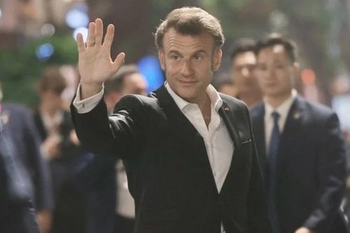 Tổng thống Pháp Emmanuel Macron và Phu nhân dạo phố cổ Hà Nội