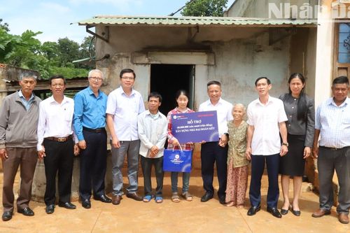 Báo Nhân Dân và Công ty Điện lực Đắk Lắk trao tặng kinh phí xây dựng nhà Đại đoàn kết cho hộ nghèo ở huyện Krông Búk