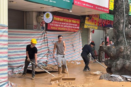 Bùn lỏng bất ngờ trào lên đường Cát Linh, gần nơi đào hầm dự án metro Nhổn-ga Hà Nội