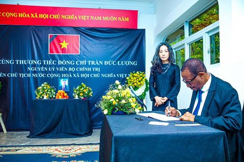 Đại sứ quán Việt Nam tại Cộng hòa Thống nhất Tanzania mở Sổ tang tưởng niệm nguyên Chủ tịch nước Trần Đức Lương