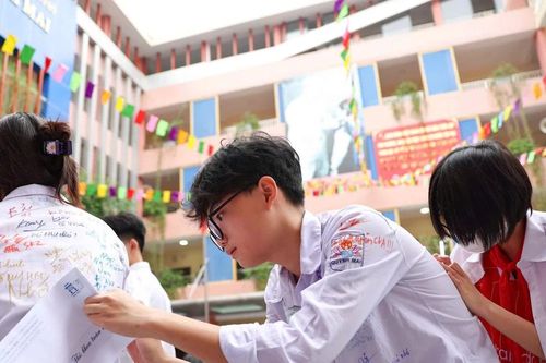 Lưu luyến lễ bế giảng, học trò lớp 9 chia tay thầy cô, mái trường