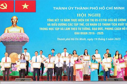 Phát huy mạnh mẽ hơn nữa việc học tập và làm theo Bác