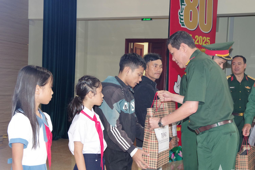 Trao kinh phí hỗ trợ Dự án 'Cán bộ, chiến sĩ Quân đội nâng bước em tới trường' năm 2025
