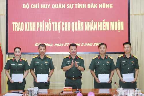 Bộ CHQS tỉnh Đắk Nông trao kinh phí hỗ trợ quân nhân hiếm muộn