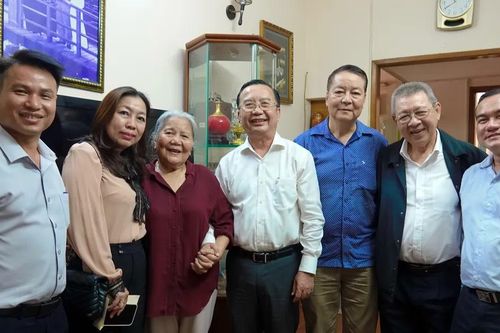 Giám đốc Sở VH-TT TPHCM thăm, tặng quà nghệ sĩ tiêu biểu