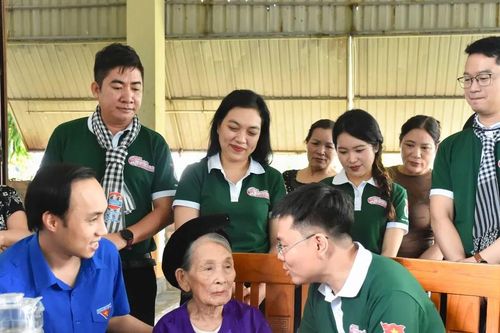 Tuổi trẻ TPHCM tham gia hành trình về nguồn 'Từ Bến Nhà Rồng về làng Sen quê Bác'