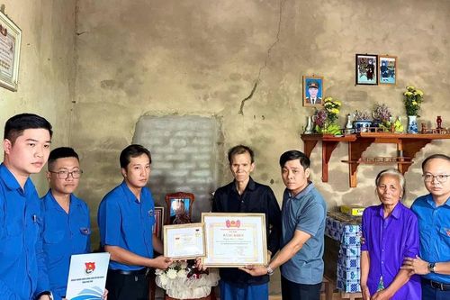 Truy tặng Huy hiệu 'Tuổi trẻ dũng cảm' cho thanh niên tử nạn khi cứu 4 học sinh đuối nước