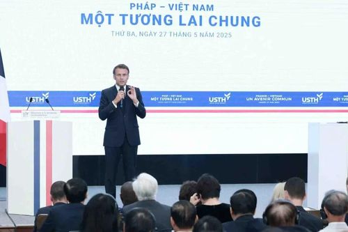 Tổng thống Pháp và Phu nhân thăm Trường Đại học Khoa học và Công nghệ Hà Nội