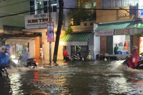 Mưa lớn kéo dài, nhiều đường ở Cần Thơ ngập sâu, hàng loạt xe 'chết máy'