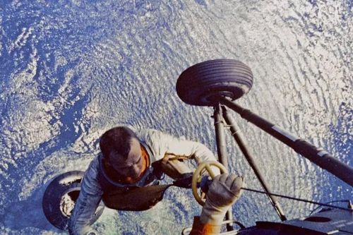 Giật mình sự thật phi hành gia 'giải quyết nỗi buồn' trong bộ đồ vũ trụ