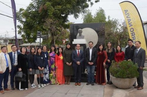 Kỷ niệm 135 năm Ngày sinh Chủ tịch Hồ Chí Minh và 50 năm Giải phóng miền Nam tại Chile