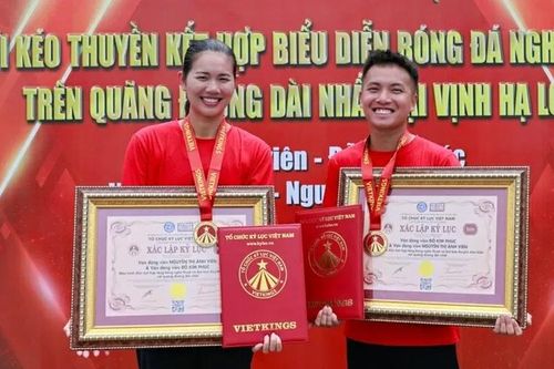 Kình ngư Ánh Viên và VĐV tâng bóng nghệ thuật Đỗ Kim Phúc cùng nhau lập kỷ lục Việt Nam