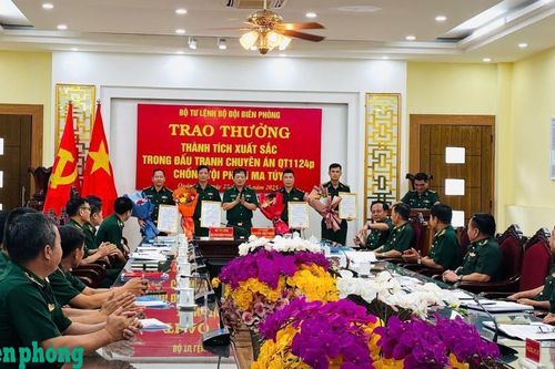 Trao thưởng thành tích xuất sắc trong đấu tranh Chuyên án QT1124p chống tội phạm ma túy