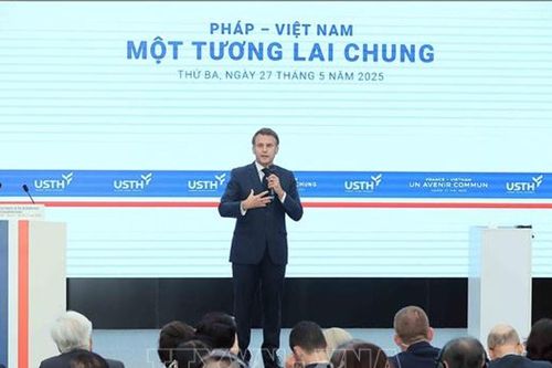 Tổng thống Pháp nói chuyện với trí thức trẻ Việt Nam, khởi công nhà máy vaccine lớn nhất cả nước