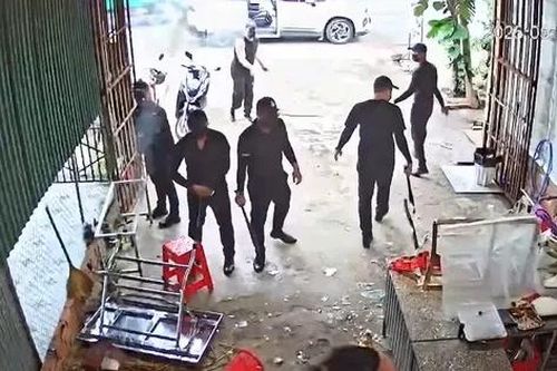 Clip nhóm côn đồ che mặt đập phá quán phở ở Đắk Lắk